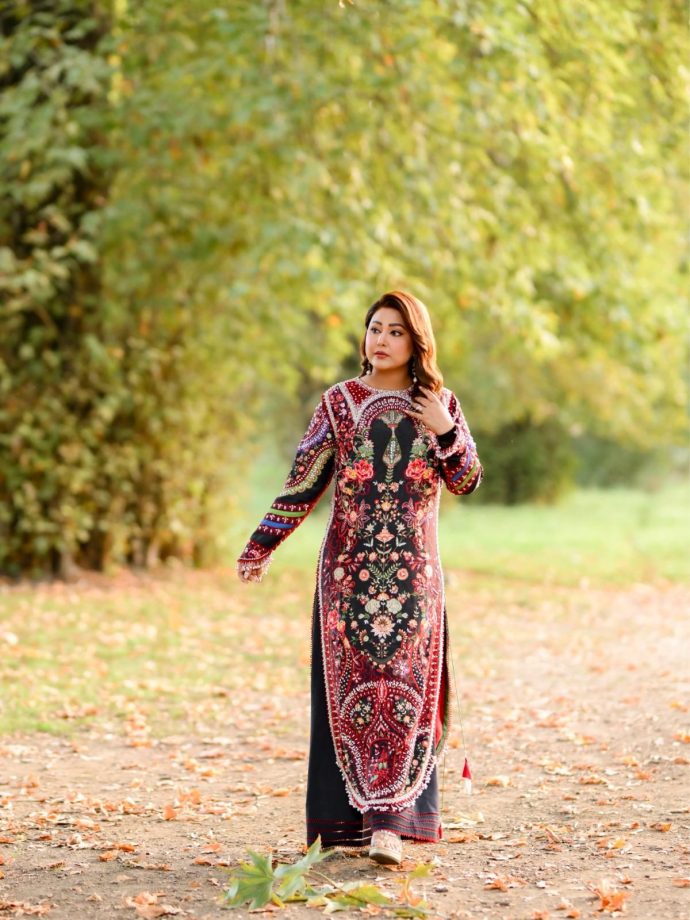 Hina Khan’s Luxury Velvet Kurta Set By Huda Waqas 1