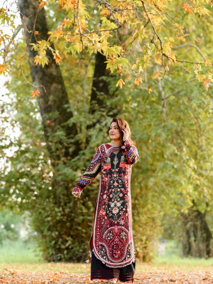 Hina Khan’s Luxury Velvet Kurta Set By Huda Waqas 1