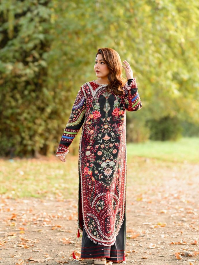 Hina Khan’s Luxury Velvet Kurta Set By Huda Waqas 1