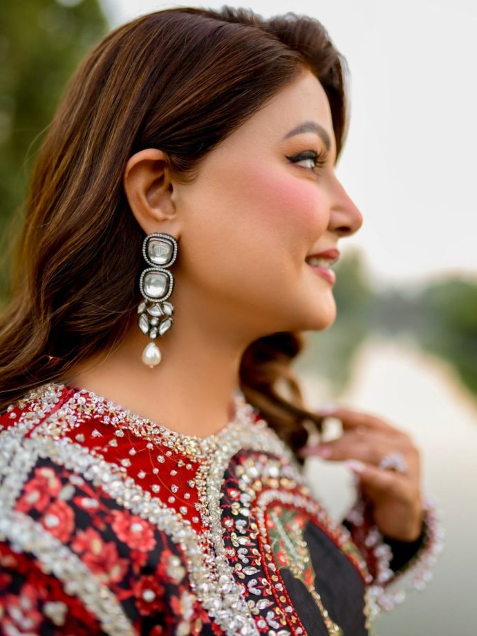 Hina Khan’s Luxury Velvet Kurta Set By Huda Waqas 1
