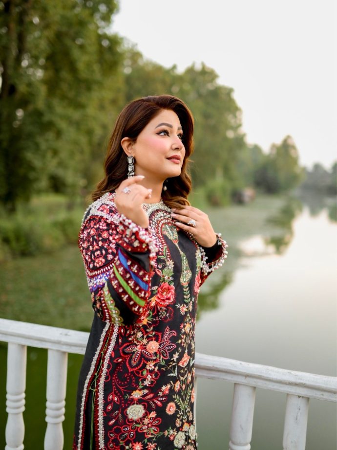 Hina Khan’s Luxury Velvet Kurta Set By Huda Waqas 1