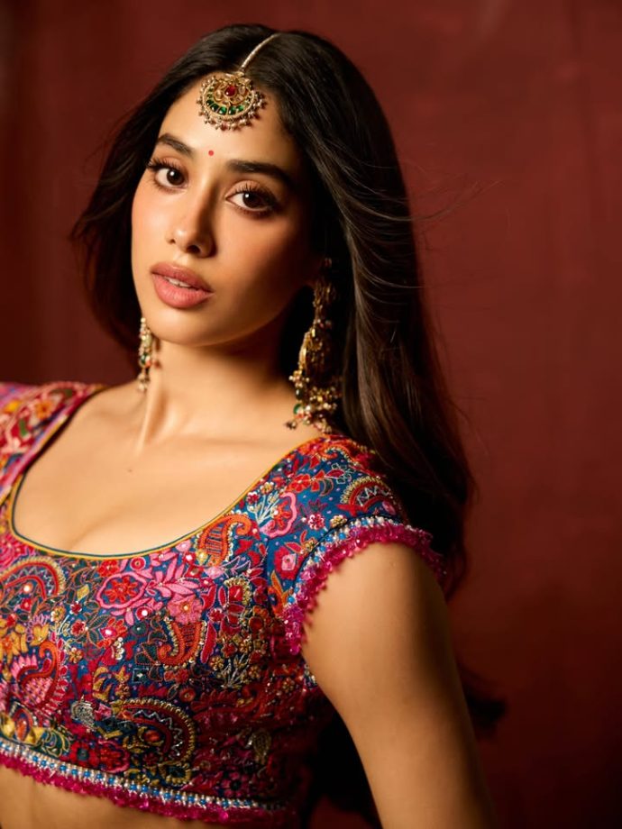 Janhvi Kapoor Ganpati Look: Pink Floral Saree Glam 1