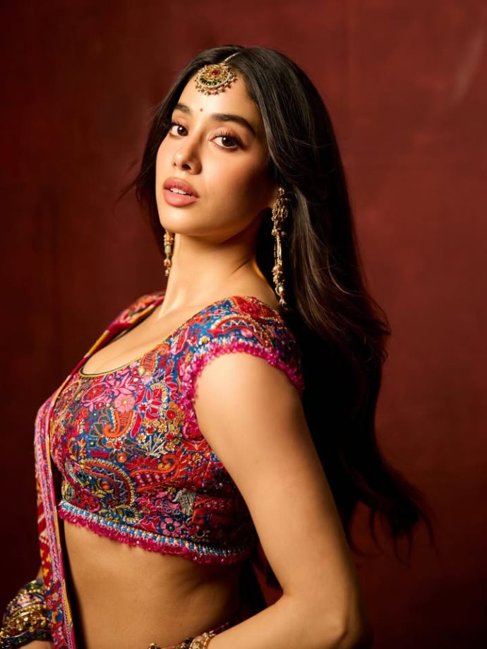 Janhvi Kapoor Ganpati Look: Pink Floral Saree Glam 1