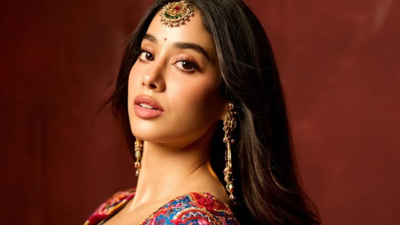 Janhvi Kapoor Ganpati Look: Pink Floral Saree Glam 1