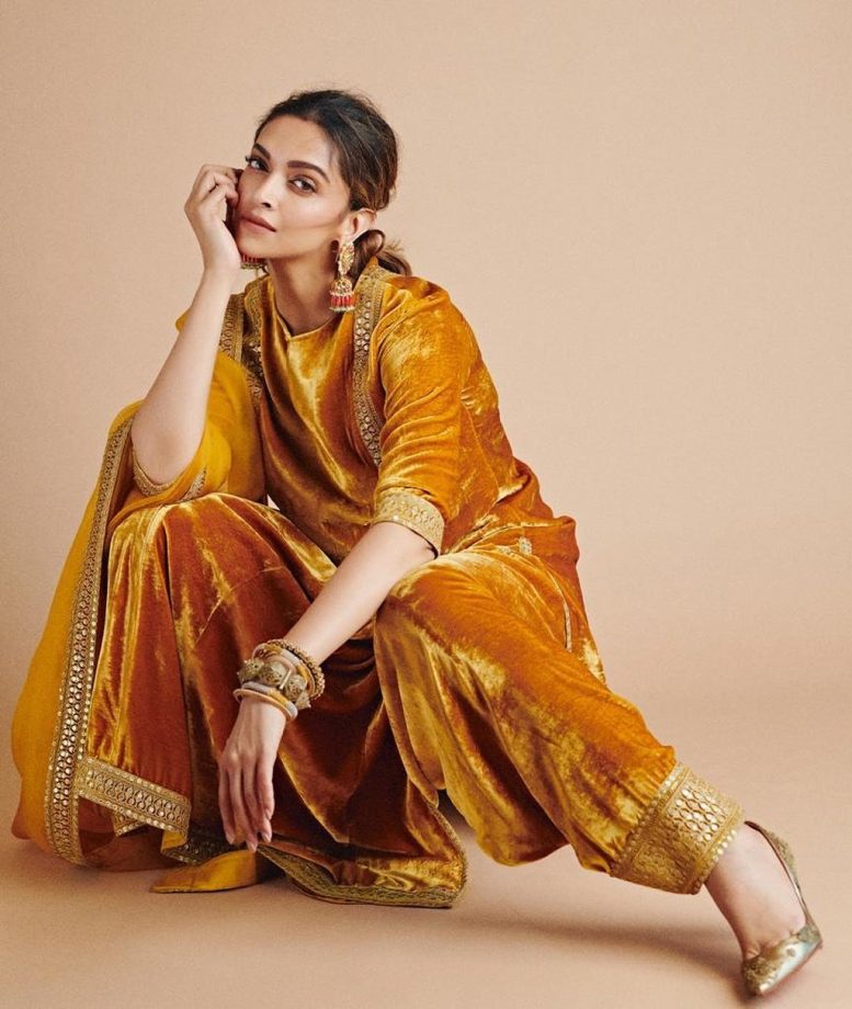 Janmashtami 2026 Outfit Ideas: Kareena Kapoor Khan, Priyanka Chopra And More Celeb-Inspired Looks 1