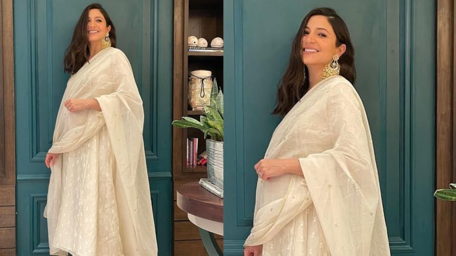Janmashtami 2026 Outfit Ideas: Kareena Kapoor Khan, Priyanka Chopra And More Celeb-Inspired Looks 1