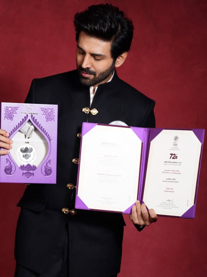 Kartik Aaryan Bows Before Lalbaugcha Raja, Seeks Blessings With His 1st National Film Award: See Pics 1