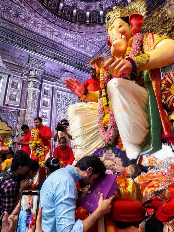 Kartik Aaryan Bows Before Lalbaugcha Raja, Seeks Blessings With His 1st National Film Award: See Pics 1