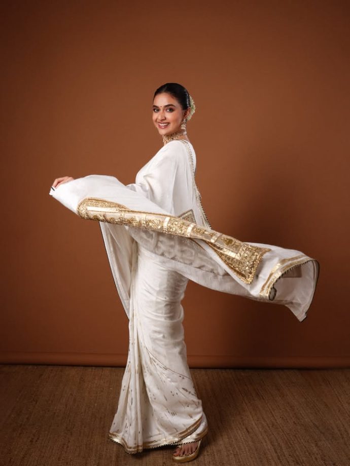 Keerthy Suresh Looks Like A Dream In This White Saree With Golden Royal Detailing 1