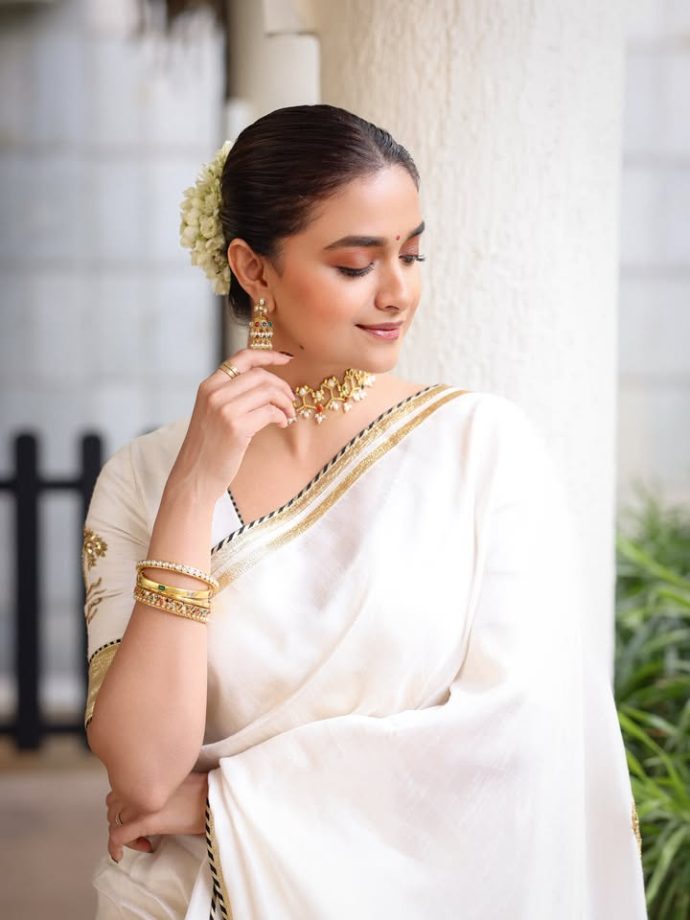 Keerthy Suresh Looks Like A Dream In This White Saree With Golden Royal Detailing 1