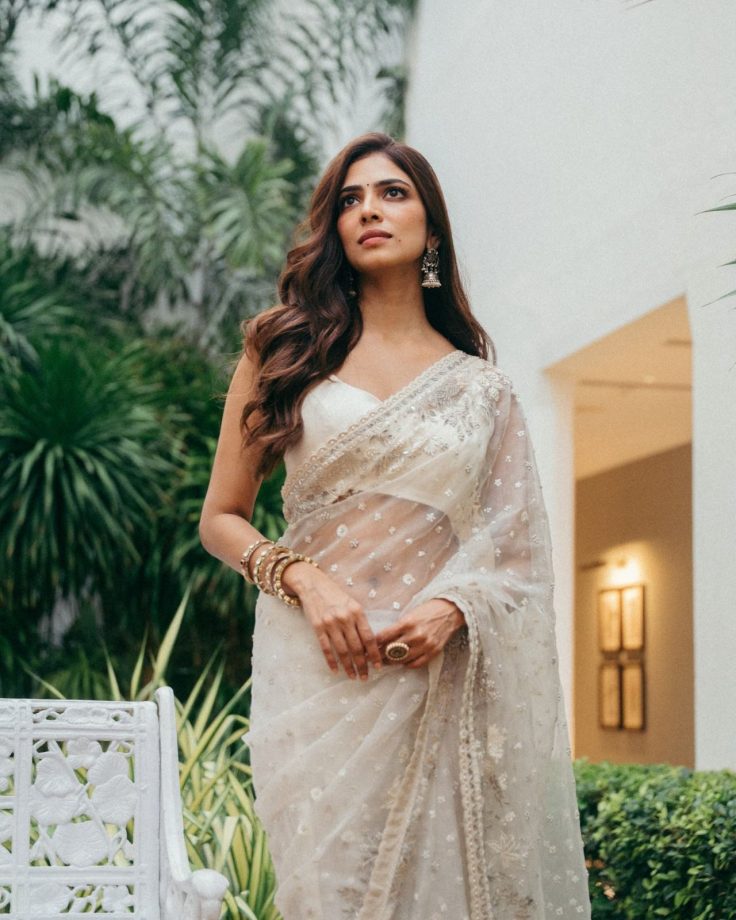 Malavika Mohanan’s Ivory Saree And Strappy Blouse Create A Picture-Perfect Ethnic Look 1