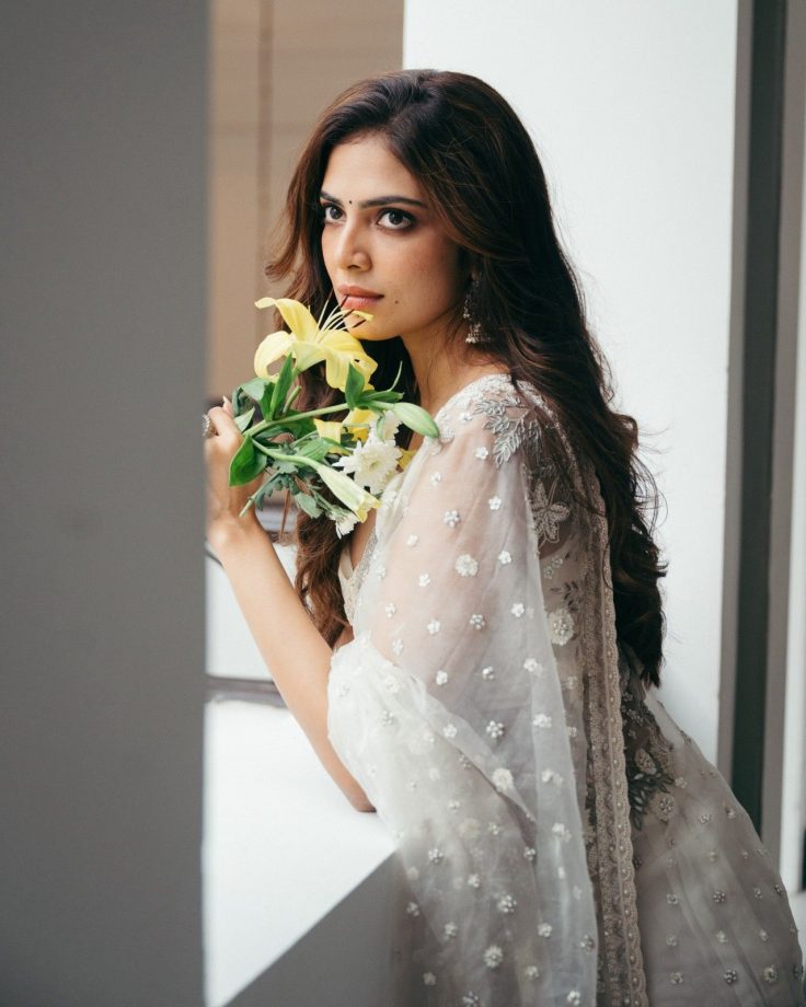 Malavika Mohanan’s Ivory Saree And Strappy Blouse Create A Picture-Perfect Ethnic Look 1