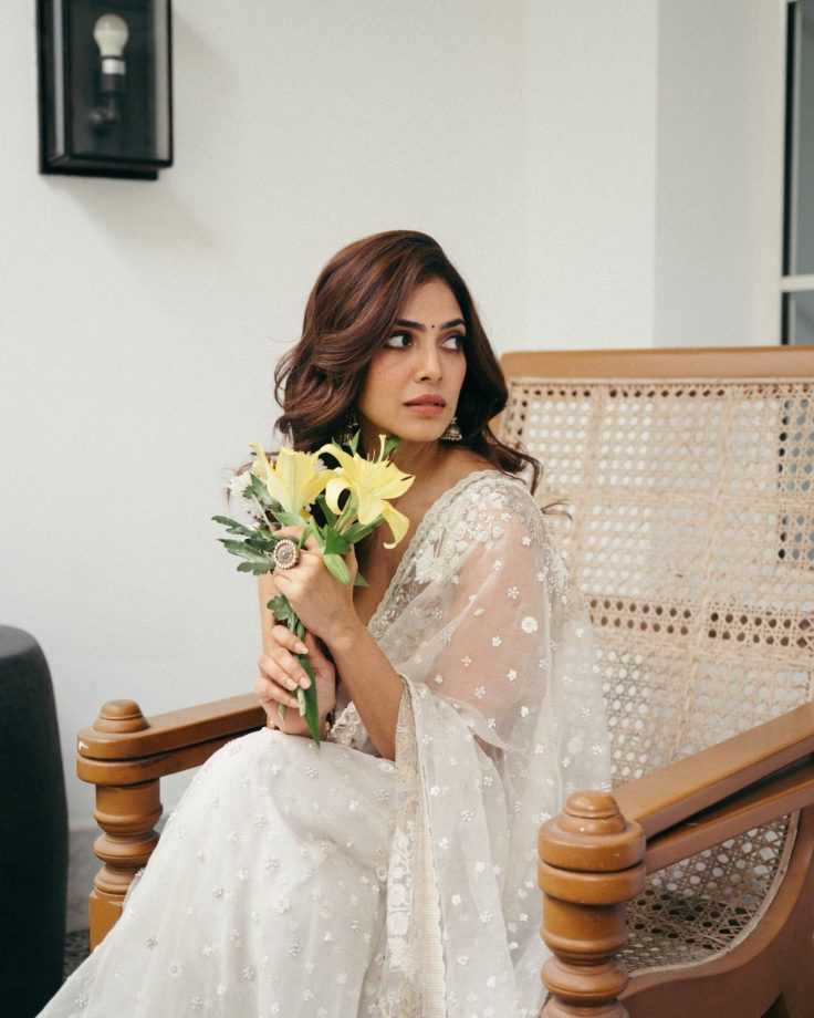 Malavika Mohanan’s Ivory Saree And Strappy Blouse Create A Picture-Perfect Ethnic Look 1