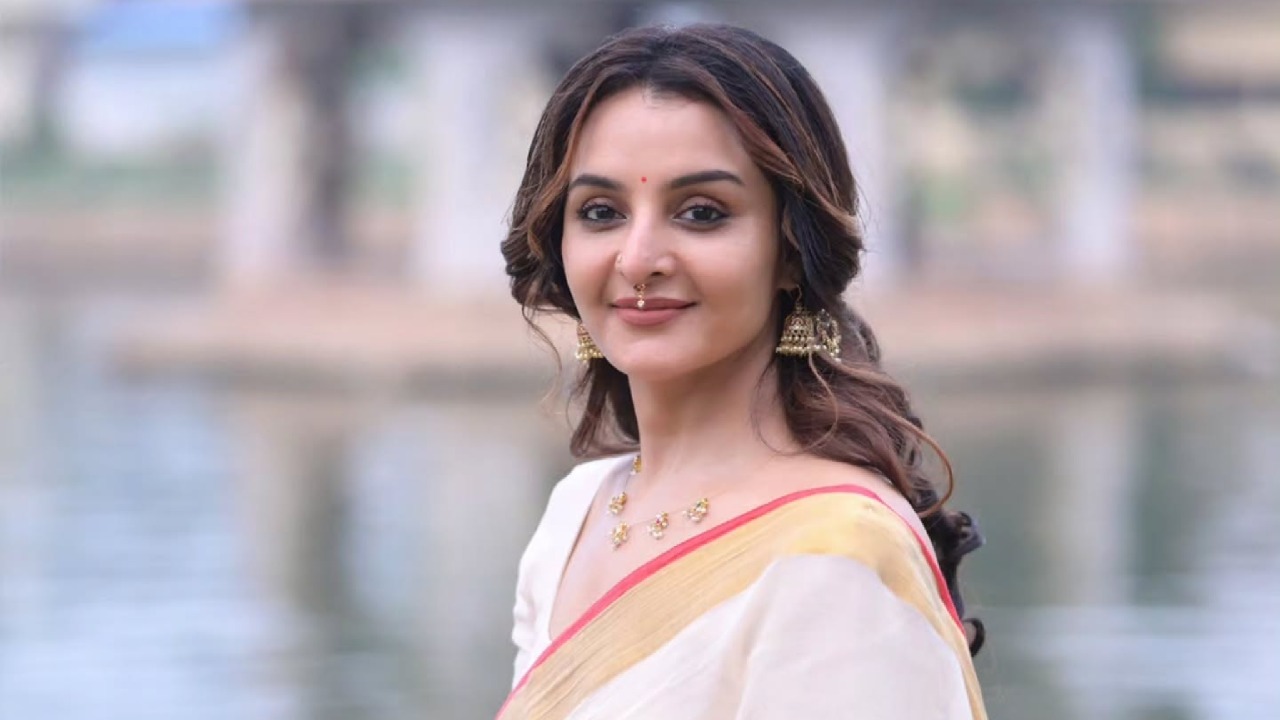 Malayalam Actress Manju Warrier Files Defamation Case Against Filmmaker Sanalkumar Sasidharan 1