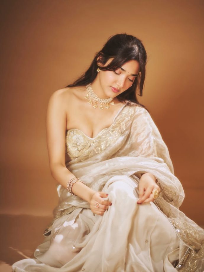 Medha Shankar Makes Ivory Saree Look Pure Royalty 1