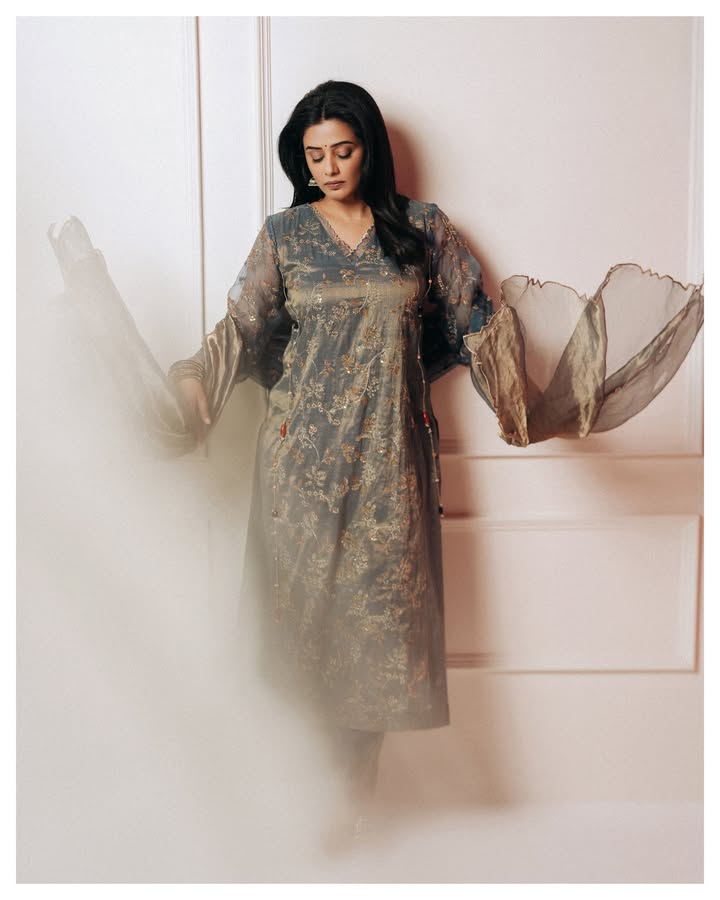 Mollywood Actresses Mamitha Baiju, Priyamani Raj & Sneha Serve Three Distinct Fashion Looks 1