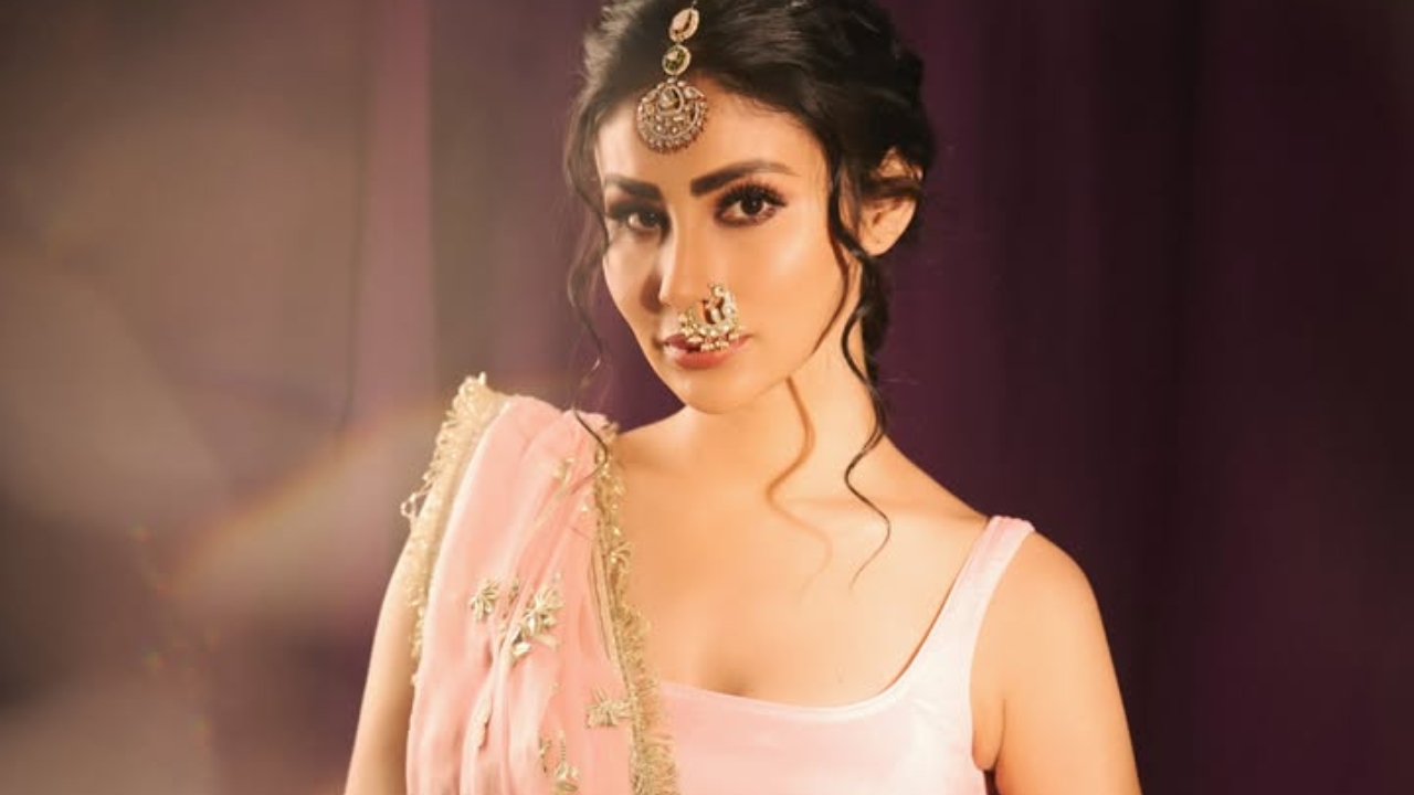 Mouni Roy’s Blush Pink Saree Gets A Diamond Nath Twist 1