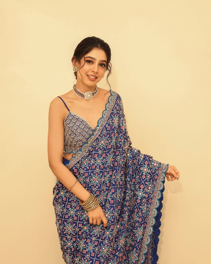 Niti Taylor Navy Blue Embellished Saree Brings Regal Glamour To Traditional Style 1
