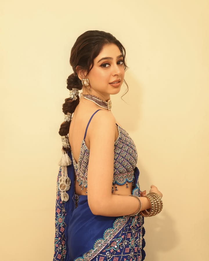 Niti Taylor Navy Blue Embellished Saree Brings Regal Glamour To Traditional Style 1