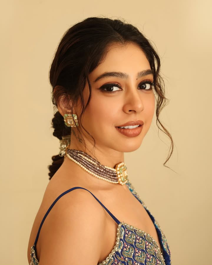 Niti Taylor Navy Blue Embellished Saree Brings Regal Glamour To Traditional Style 1