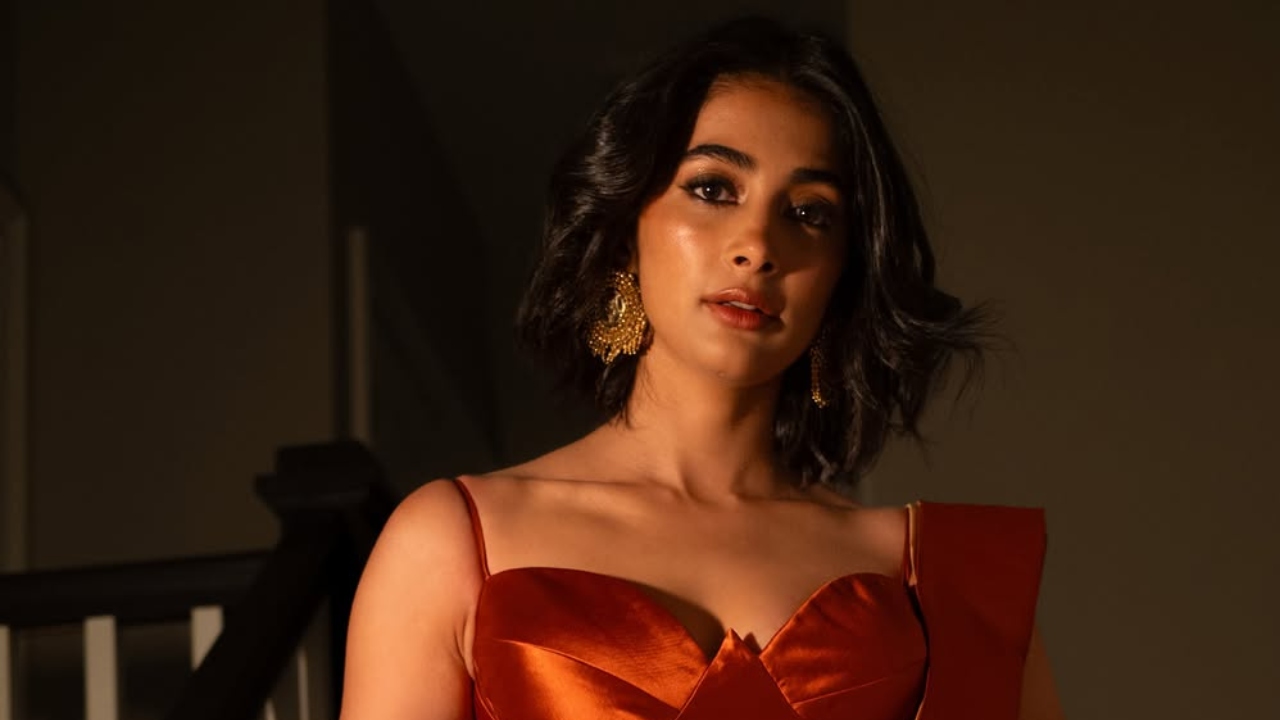 Pooja Hegde’s Smokey Eyes With Rustic Tint 1