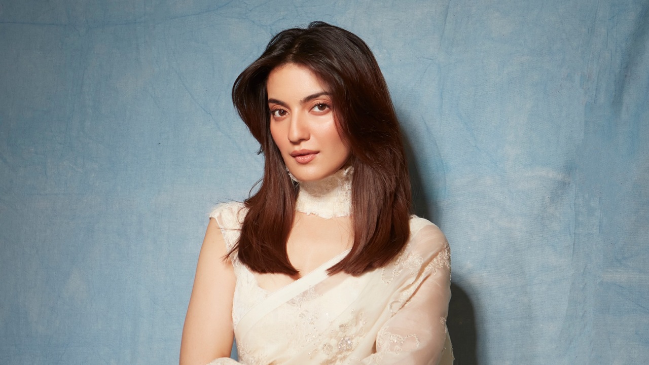 Pratibha Ranta Looks Ethereal In An Ivory Saree With Intricate Embroidery 1