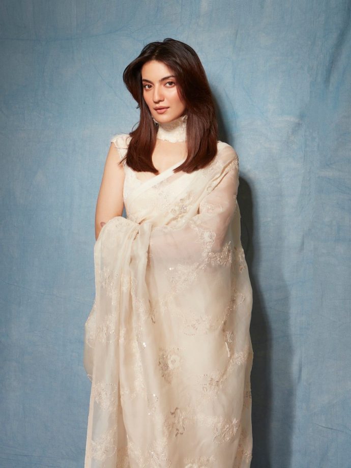 Pratibha Ranta Looks Ethereal In An Ivory Saree With Intricate Embroidery 1