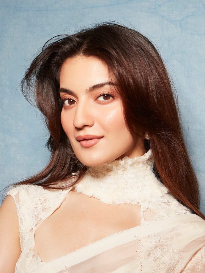 Pratibha Ranta Looks Ethereal In An Ivory Saree With Intricate Embroidery 1