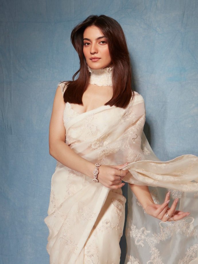 Pratibha Ranta Looks Ethereal In An Ivory Saree With Intricate Embroidery 1