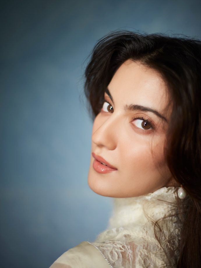 Pratibha Ranta Looks Ethereal In An Ivory Saree With Intricate Embroidery 1