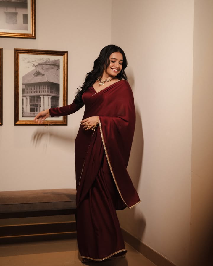 Samyuktha Viswanathan’s Burgundy Saree Steals The Show 1