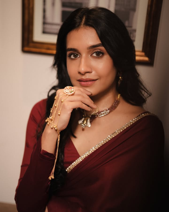 Samyuktha Viswanathan’s Burgundy Saree Steals The Show 1