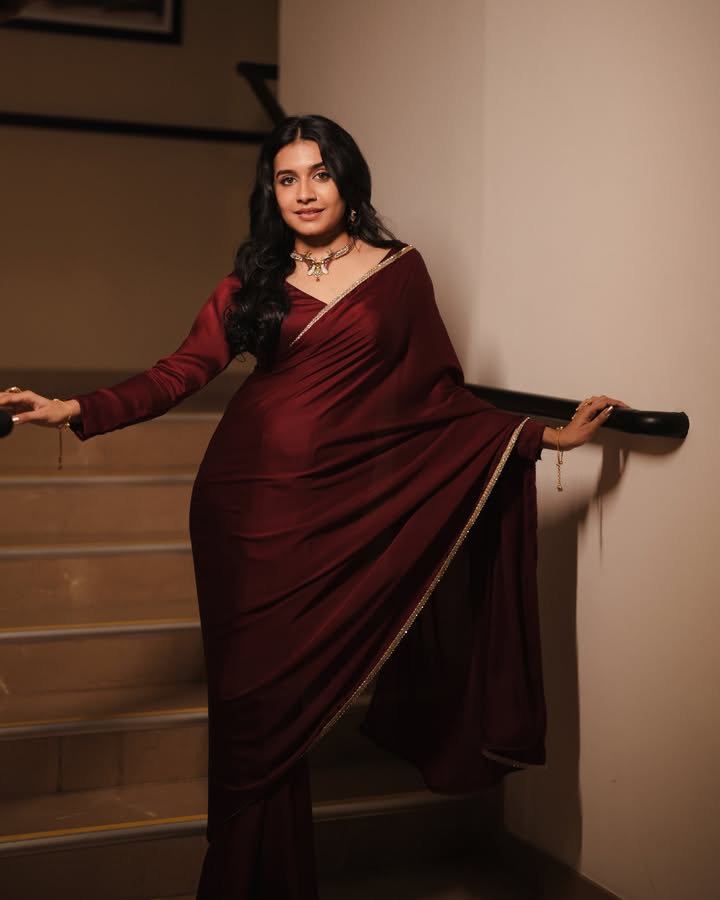 Samyuktha Viswanathan’s Burgundy Saree Steals The Show 1