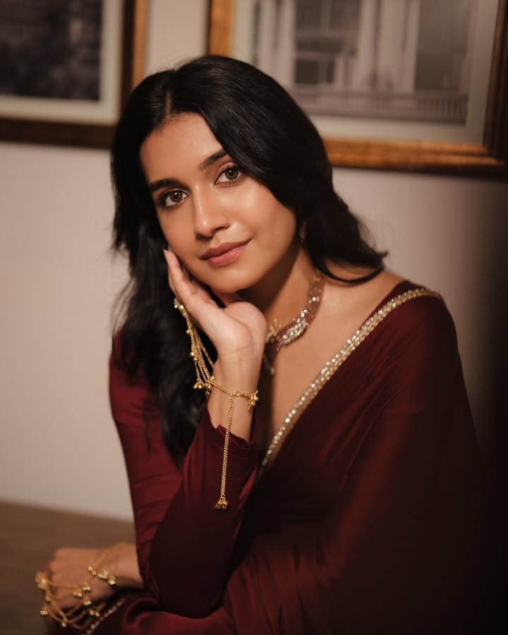 Samyuktha Viswanathan’s Burgundy Saree Steals The Show 1