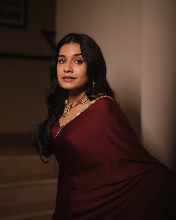 Samyuktha Viswanathan’s Burgundy Saree Steals The Show 1