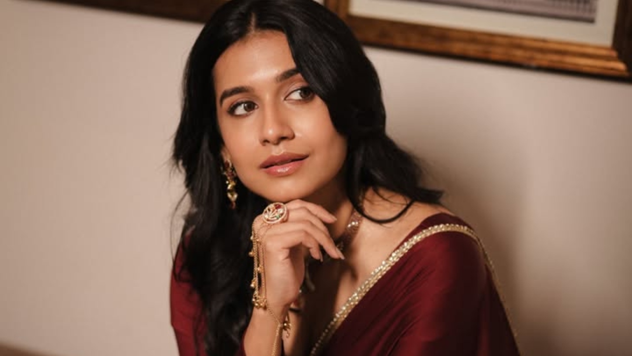 Samyuktha Viswanathan’s Burgundy Saree Steals The Show 1