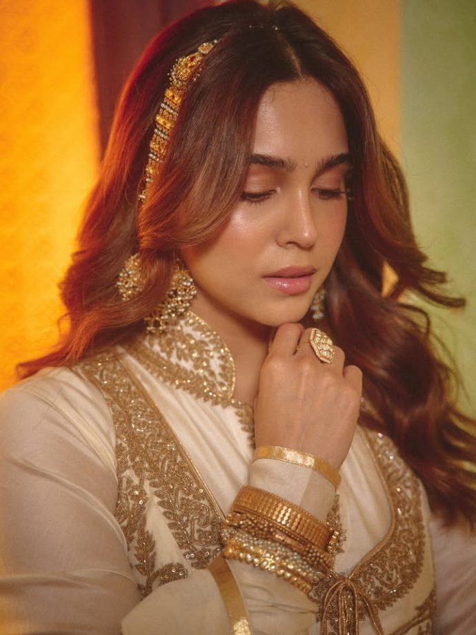 Sharvari Wagh Serves Classic Royal Look: Anarkali Set with Kundan Sheeshpatti 1
