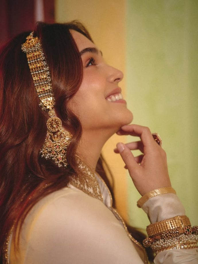 Sharvari Wagh Serves Classic Royal Look: Anarkali Set with Kundan Sheeshpatti 1
