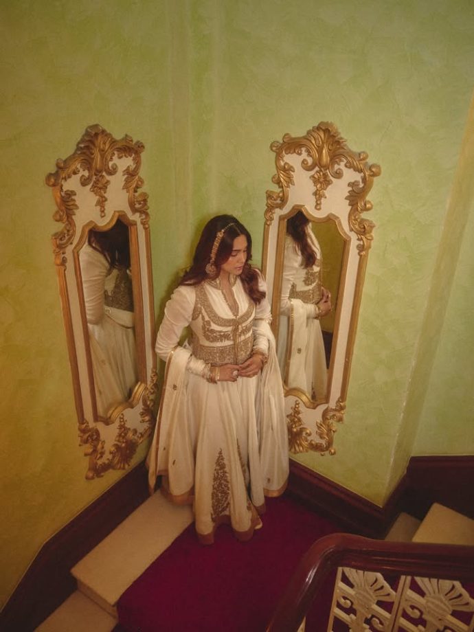 Sharvari Wagh Serves Classic Royal Look: Anarkali Set with Kundan Sheeshpatti 1