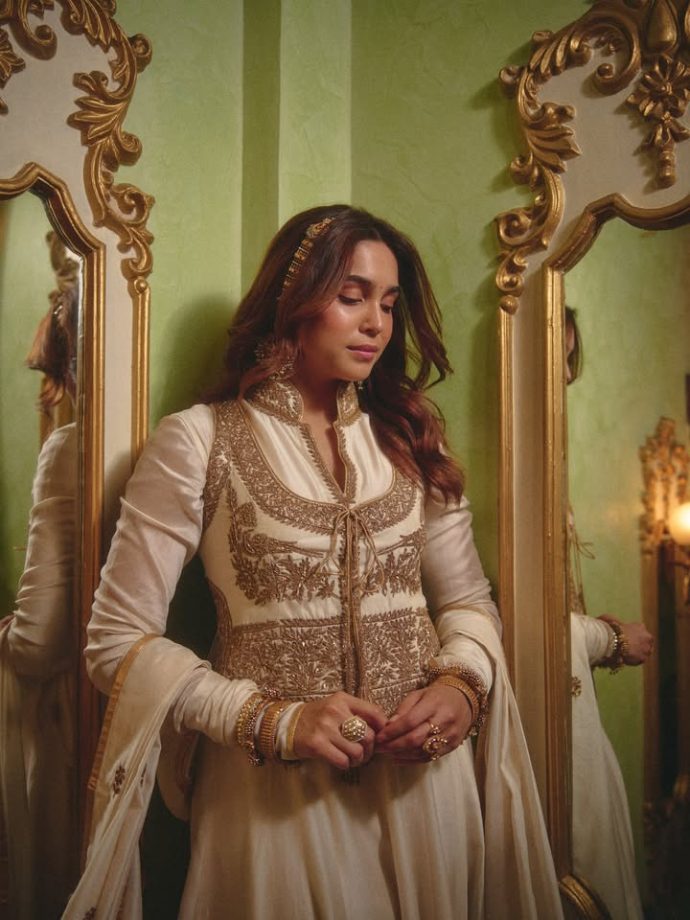 Sharvari Wagh Serves Classic Royal Look: Anarkali Set with Kundan Sheeshpatti 1