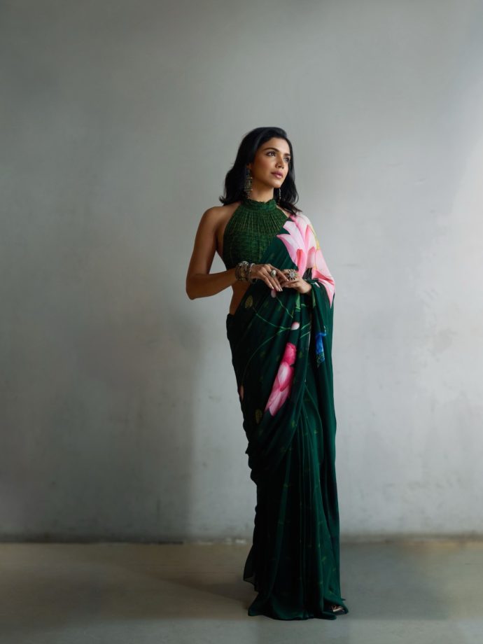 Shriya Pilgaonkar’s Striking Green Saree With Pink Floral Details 1