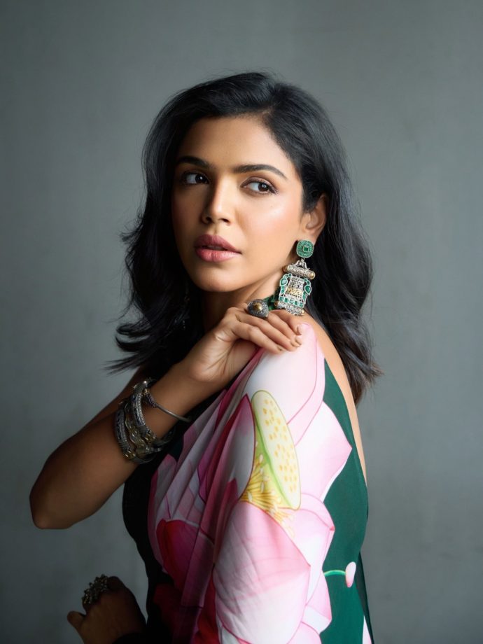 Shriya Pilgaonkar’s Striking Green Saree With Pink Floral Details 1
