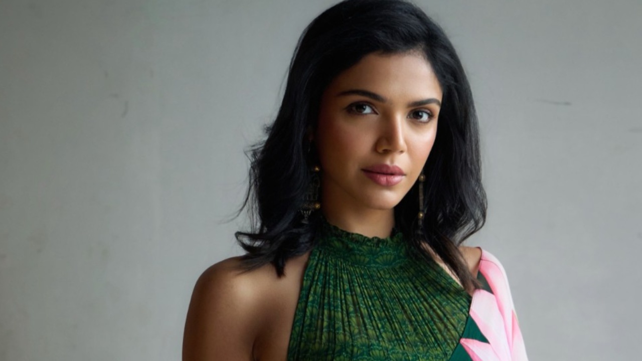 Shriya Pilgaonkar’s Striking Green Saree With Pink Floral Details 1