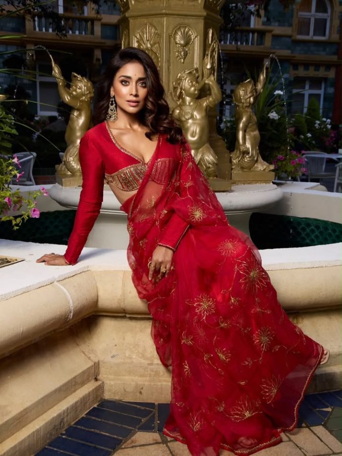 Shriya Saran’s Crimson-Red Organza Saree With Zardozi Cuffs 1