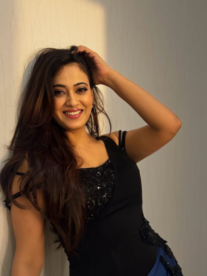 Shweta Tiwari Black Dress Look Serves Hot Glam With A Dramatic Blue Draped Skirt 1