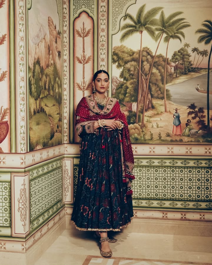Sonam Kapoor Ganesh Puja Look: Hand-Blocked Anarkali, Bandhej Dupatta & Vintage Jewelry Steal The Spotlight 1