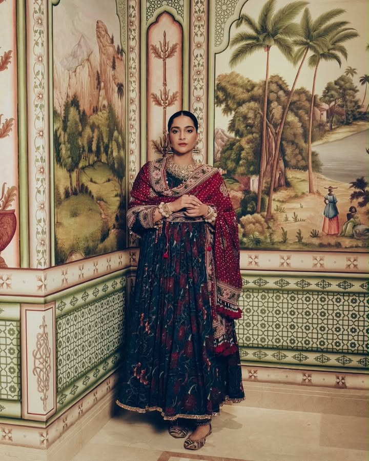 Sonam Kapoor Ganesh Puja Look: Hand-Blocked Anarkali, Bandhej Dupatta & Vintage Jewelry Steal The Spotlight 1