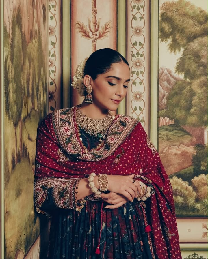 Sonam Kapoor Ganesh Puja Look: Hand-Blocked Anarkali, Bandhej Dupatta & Vintage Jewelry Steal The Spotlight 1