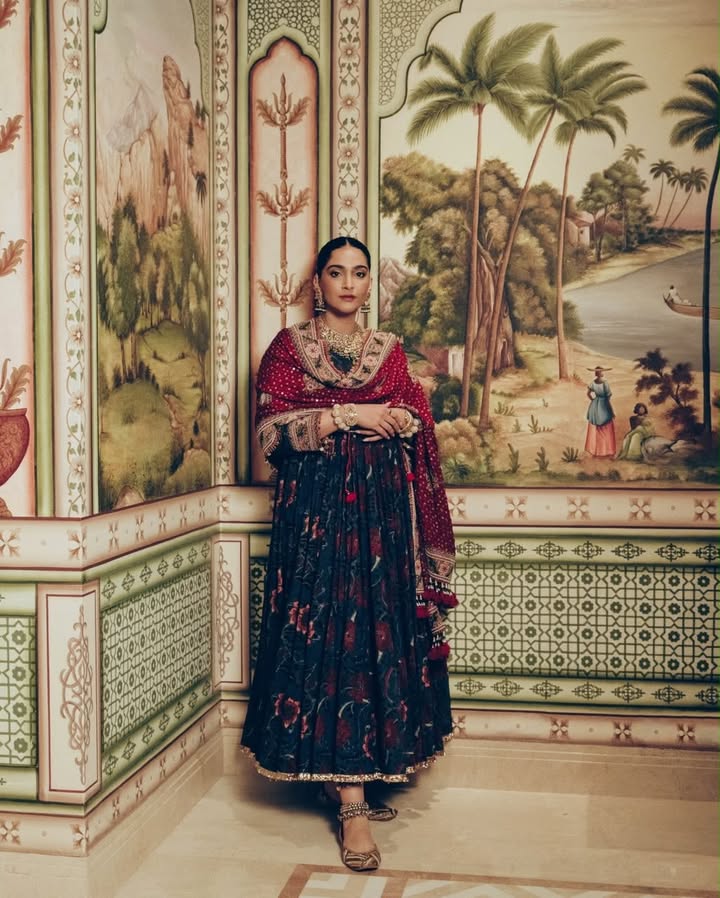 Sonam Kapoor Ganesh Puja Look: Hand-Blocked Anarkali, Bandhej Dupatta & Vintage Jewelry Steal The Spotlight 1