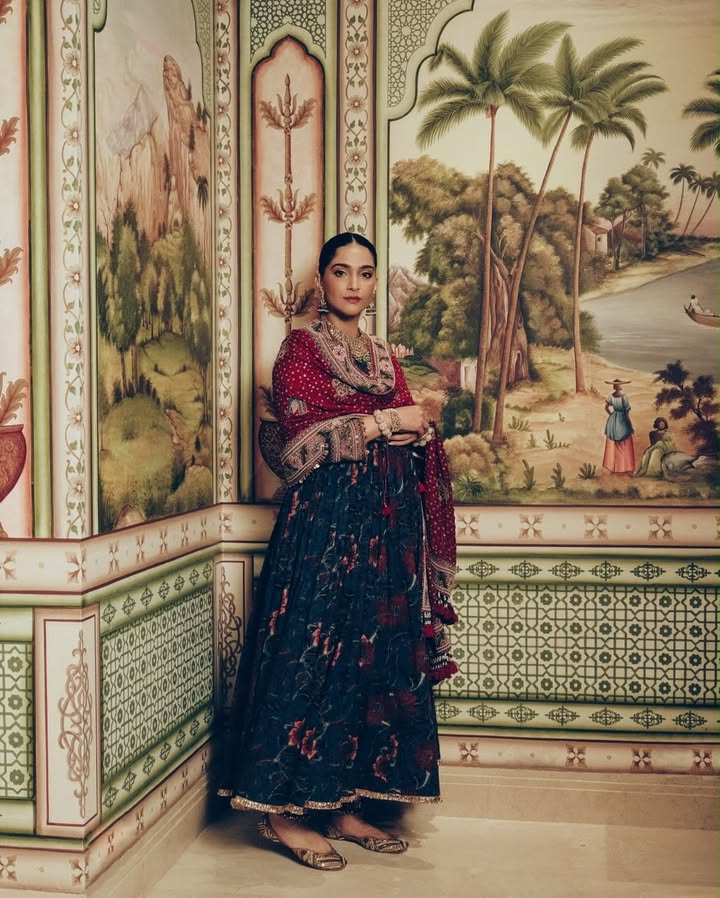 Sonam Kapoor Ganesh Puja Look: Hand-Blocked Anarkali, Bandhej Dupatta & Vintage Jewelry Steal The Spotlight 1